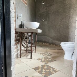 Odi. 3- Beds Thatched House For Rent