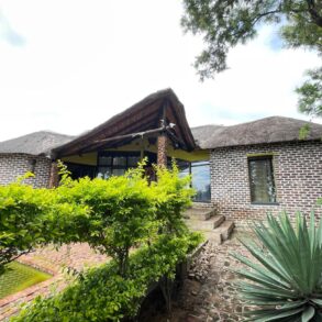 Odi. 3- Beds Thatched House For Rent