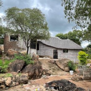 Odi. 3- Beds Thatched House For Rent